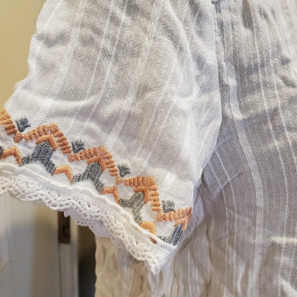 NEW Live and Let Live Embroidered Floral Lace Boho Tassle Blouse Size Small - Picture 7 of 15